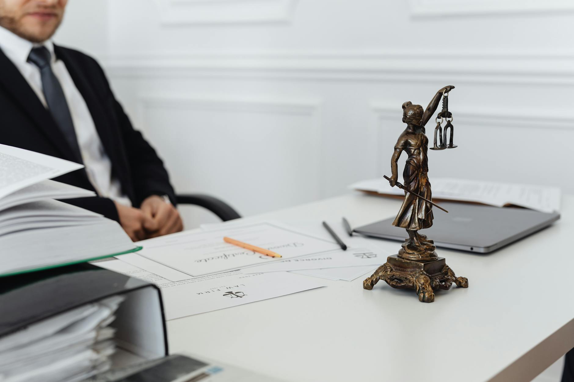 Konsultan hukum Jakarta membantu legal compliance perusahaan dengan solusi profesional.